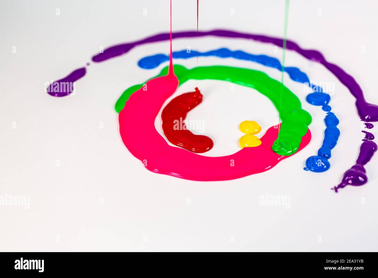 Verschiedene Farben fallen in Linien auf einem weißen Kreis radial Hintergrund und Fluss zusammen Stockfoto