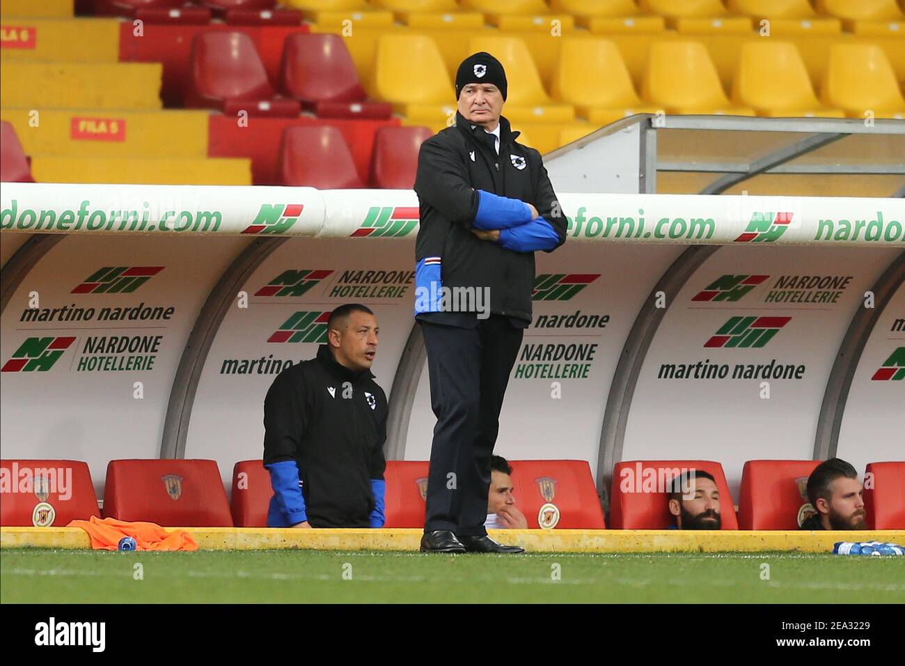 Sampdoria italienischen Trainer Claudio Ranieri Blick während der Serie A Fußballspiel zwischen Benevento gegen UC Sampdoria im Ciro Vigorito Stadium, Benevento, Italien, am 07. Februar 2021 Stockfoto