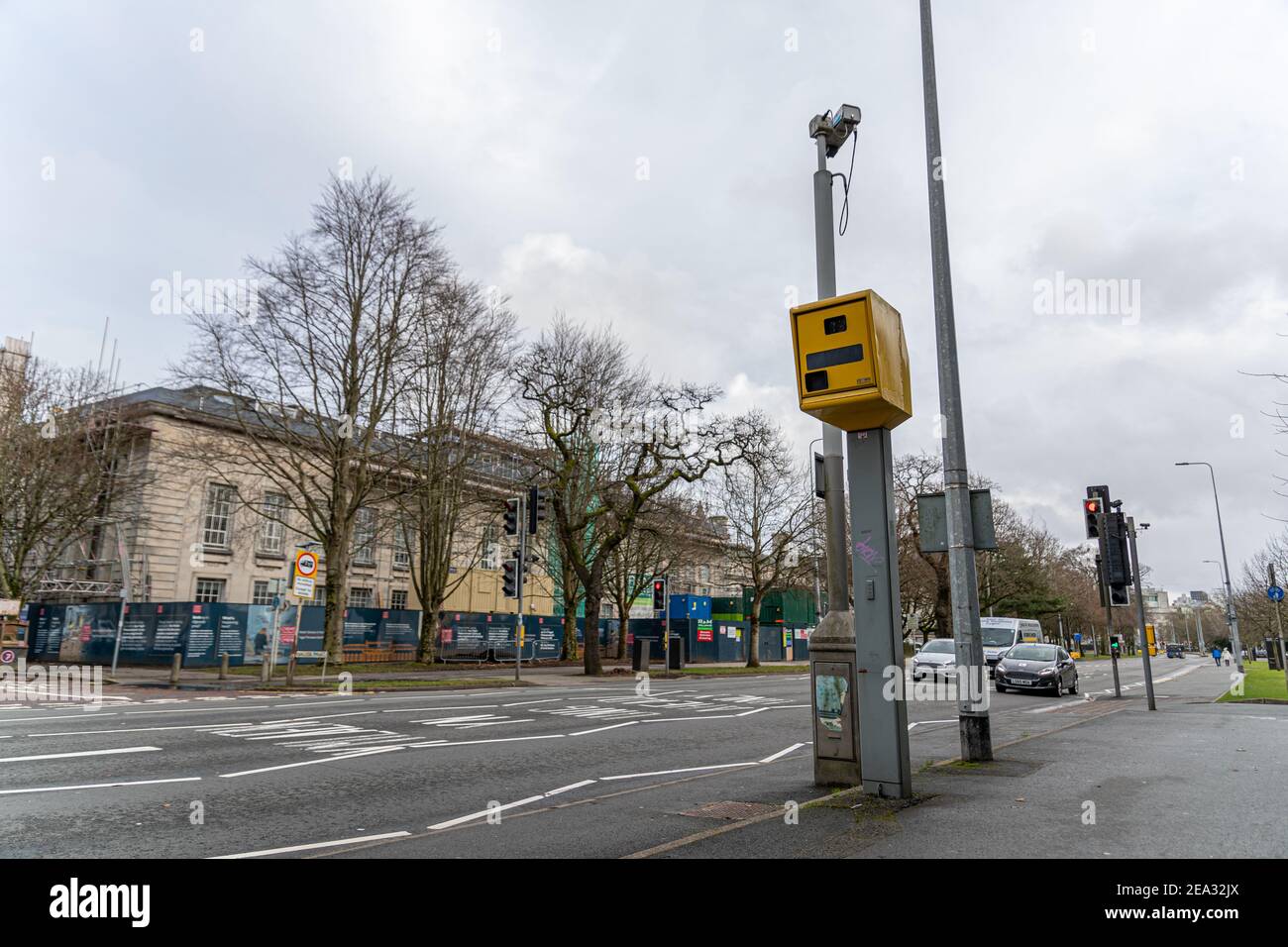 Cardiff, Wales - Februar 3rd 2021: Eine Blitzerkamera, platziert auf der North Road, Cardiff Stockfoto