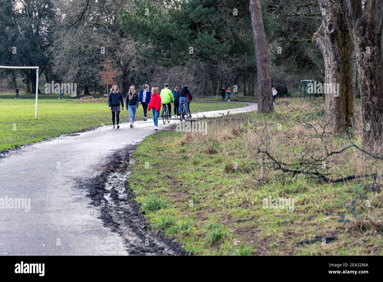 Cardiff, Wales - Februar 3rd 2021: Die Menschen nehmen an ihrer täglichen Bewegung Teil, in den verschiedenen Parks von Cardiff, wie sie von der walisischen Regierung umgesetzt werden Stockfoto