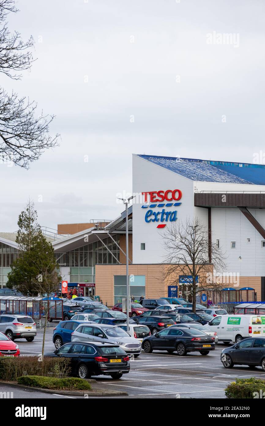 Cardiff, Wales - Februar 3rd 2021: Gesamtansicht von Tesco Extra auf der Western Avenue, Cardiff, Wales Stockfoto