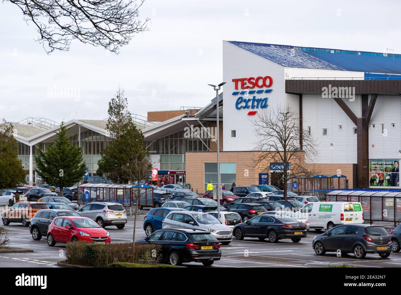 Cardiff, Wales - Februar 3rd 2021: Gesamtansicht von Tesco Extra auf der Western Avenue, Cardiff, Wales Stockfoto