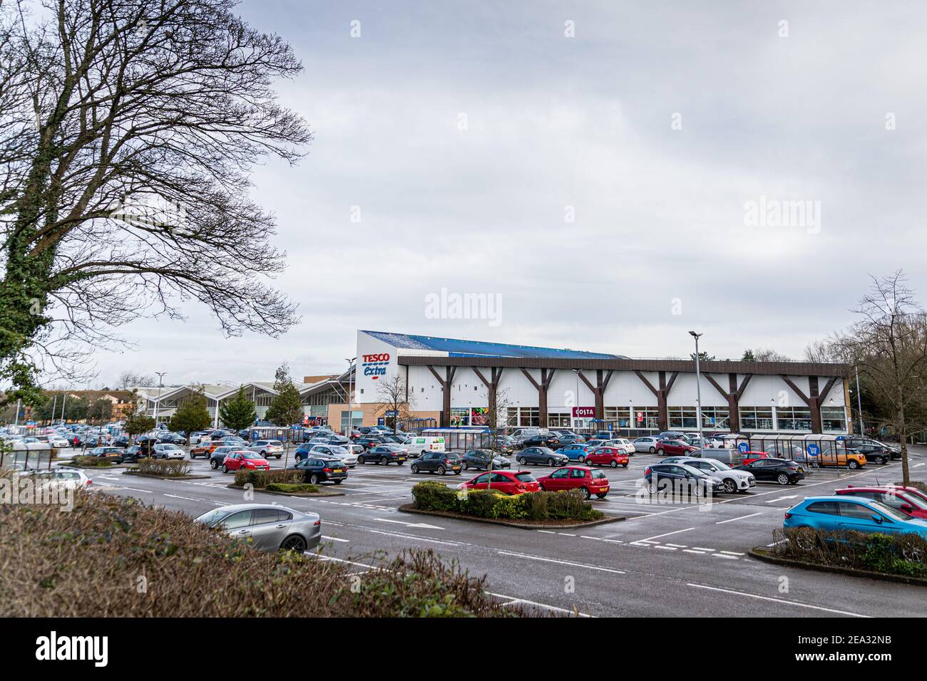 Cardiff, Wales - Februar 3rd 2021: Gesamtansicht von Tesco Extra auf der Western Avenue, Cardiff, Wales Stockfoto
