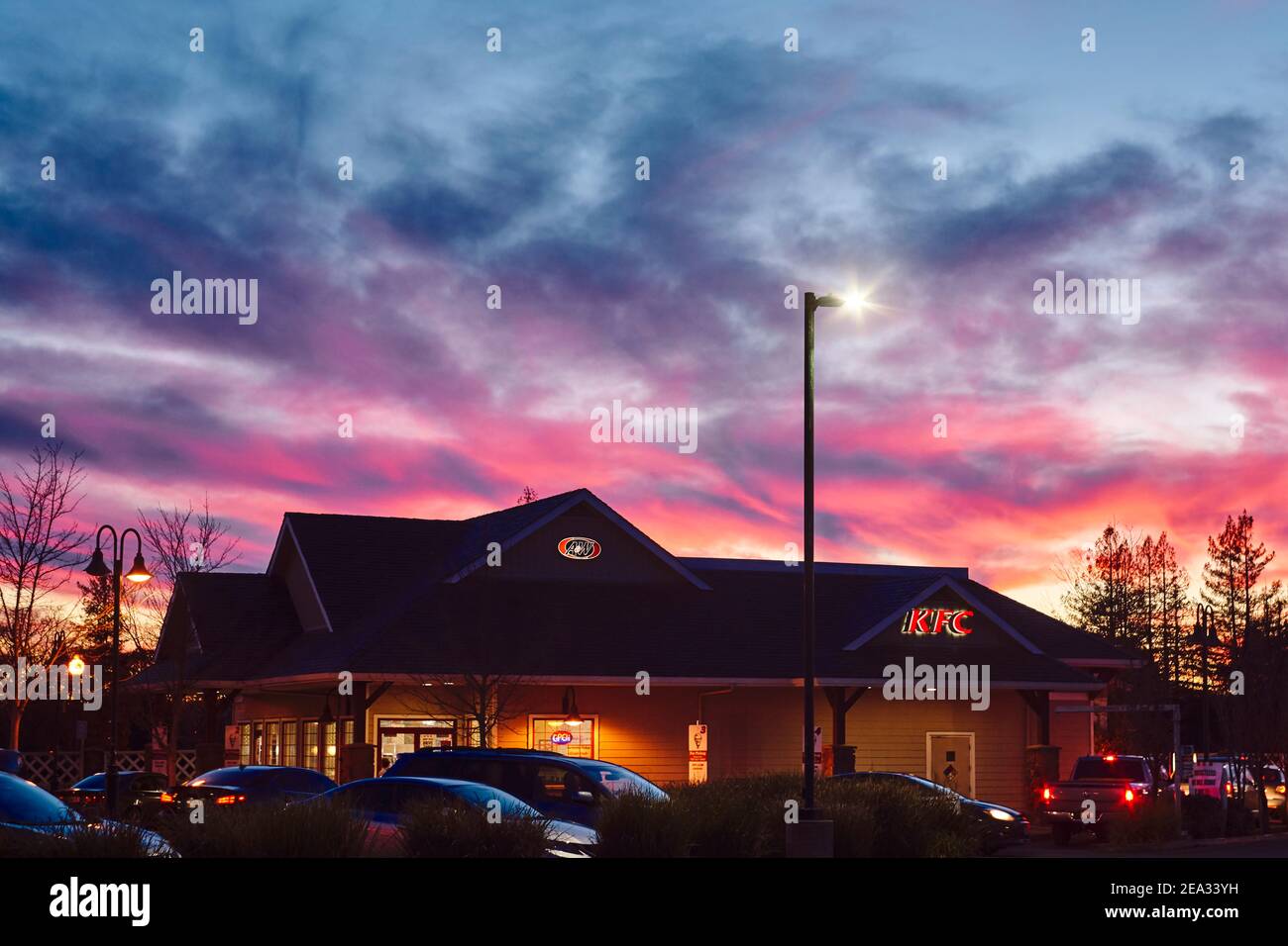 KFC und A&W Restaurants an einem Shopping plaza in Windsor, Kalifornien. Spektakuläre Sonnenuntergangswolken oben. Stockfoto