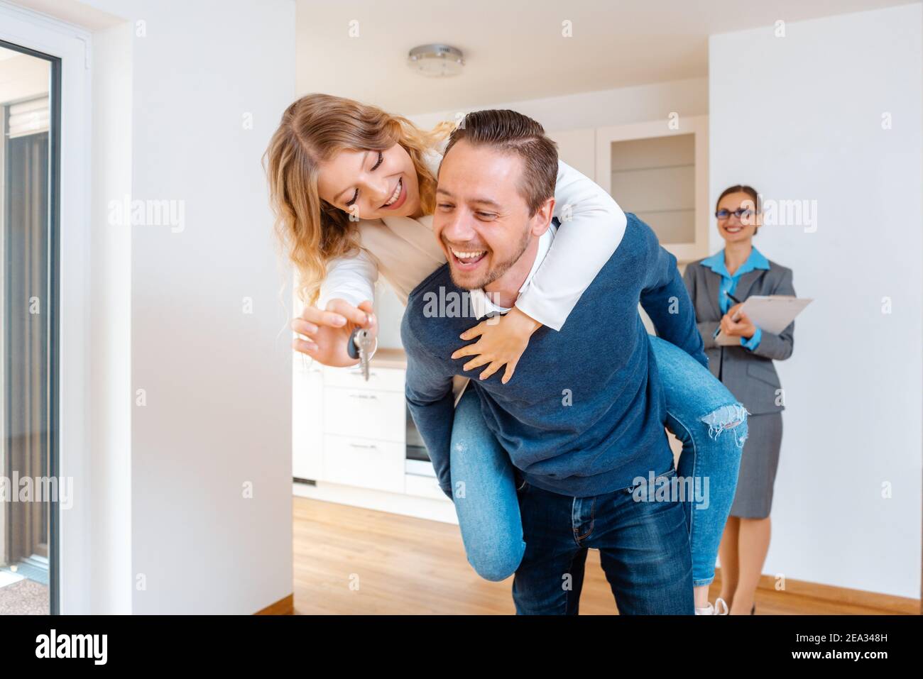 Frau und Mann sind sehr glücklich über ihr neues Zuhause Stockfoto