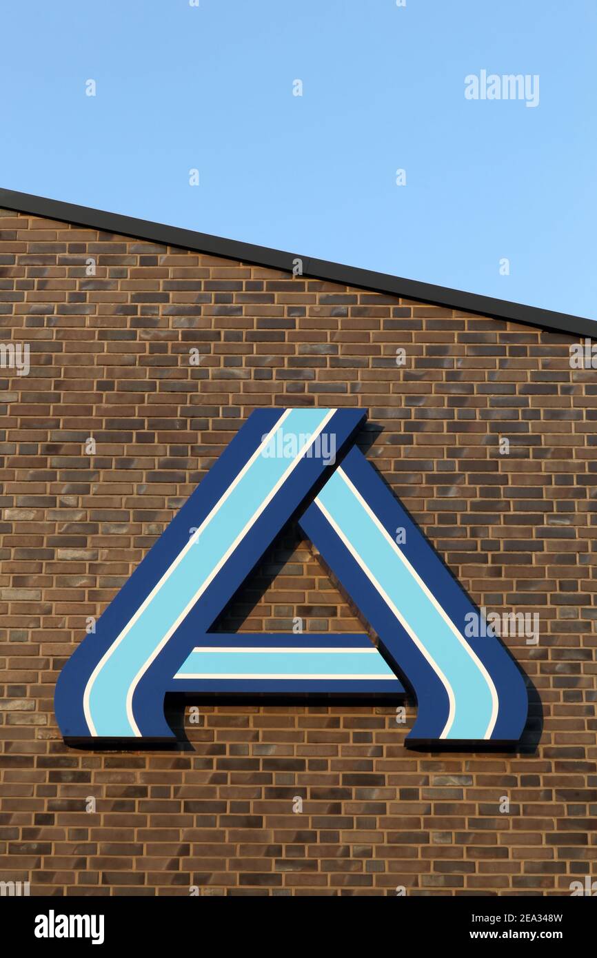 Dortmund, Deutschland - 21. Juli 2017: Aldi Logo auf eine Wand. Aldi ist einer der führenden globalen Rabatt Supermarktkette mit über 10 000 Filialen in 18 Ländern Stockfoto