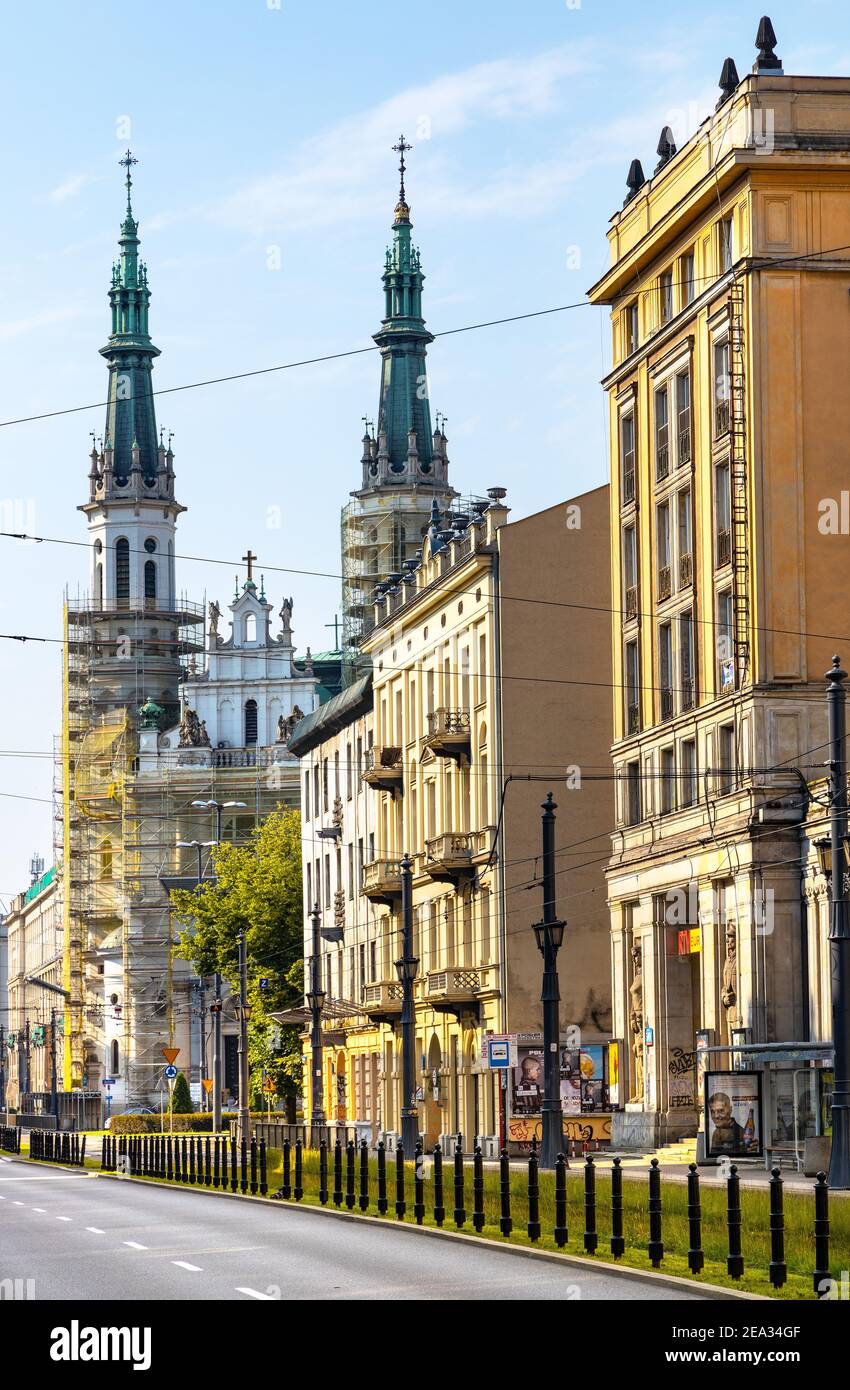 Warschau, Polen - 28. Juni 2020: Panoramablick auf die ul. Marszalkowska Straße mit kommunistischer Architektur des MDM-Viertel und Heiligsten Heiland Kirche Stockfoto