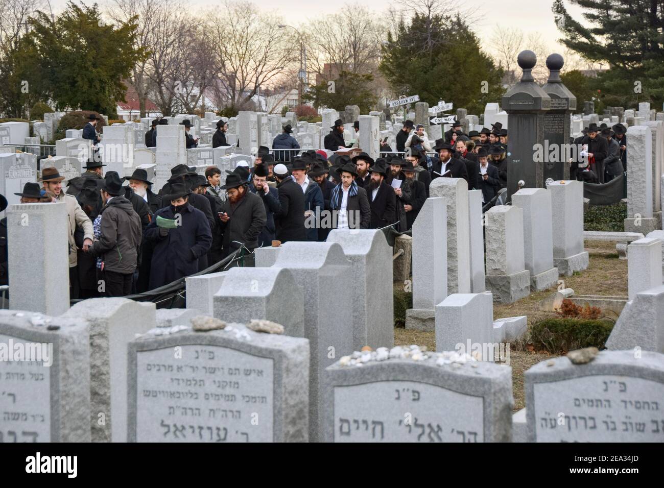 Eine Gruppe sehr religiöser jüdischer Männer steht auf einer langen Schlange, um im Ohel in Cambria Heights, Queens, New York auf Yud Shevat zu beten. Stockfoto