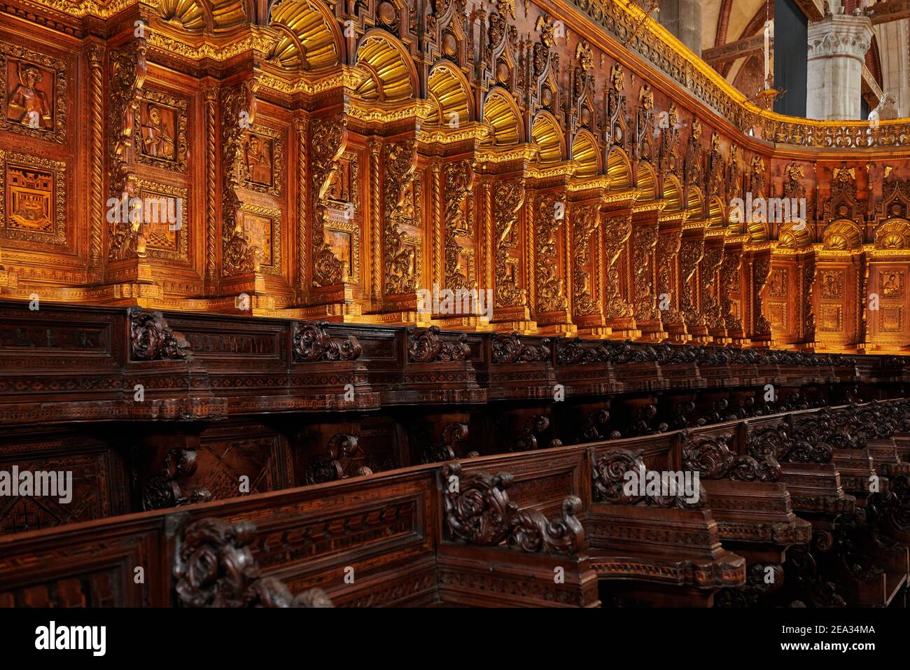 Prachtvoll geschnitzte Chorgestühl in der Basilika Santa Maria Gloriosa dei Frari, San Polo, Venedig, Venetien, Italien Stockfoto