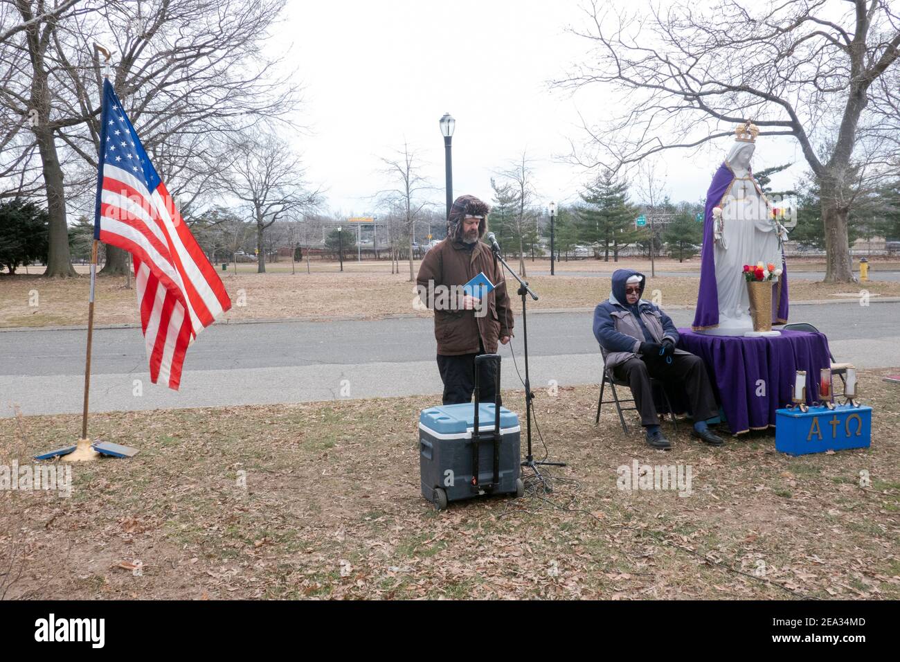 Altar, auf dem Gläubige Katholiken im Vatikan-Pavillon im Flushing Meadows Corona Park beten, wo Maria und Jesus Veronica Lueken erschienen. Stockfoto