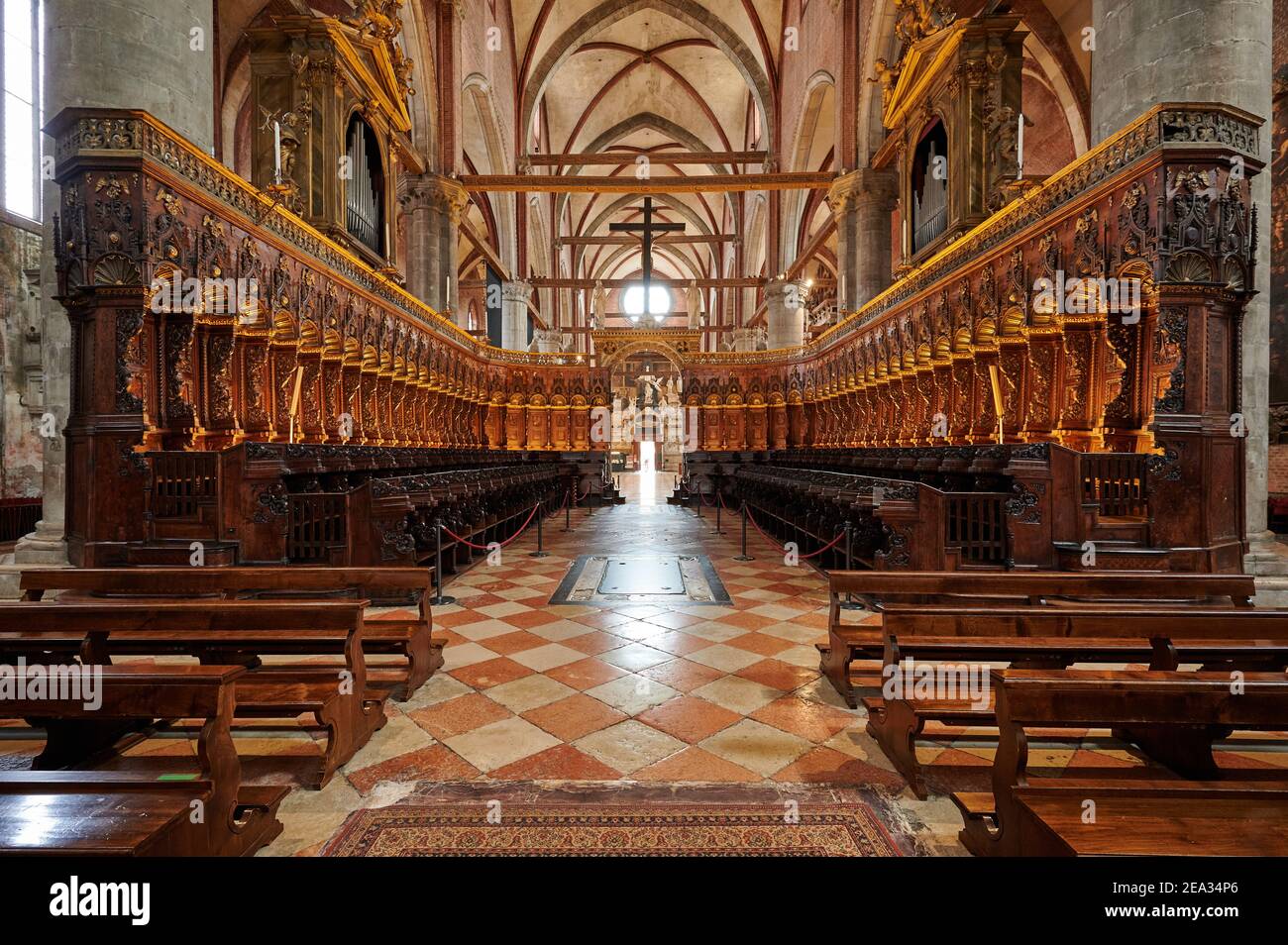 Prachtvoll geschnitzte Chorgestühl in der Basilika Santa Maria Gloriosa dei Frari, San Polo, Venedig, Venetien, Italien Stockfoto