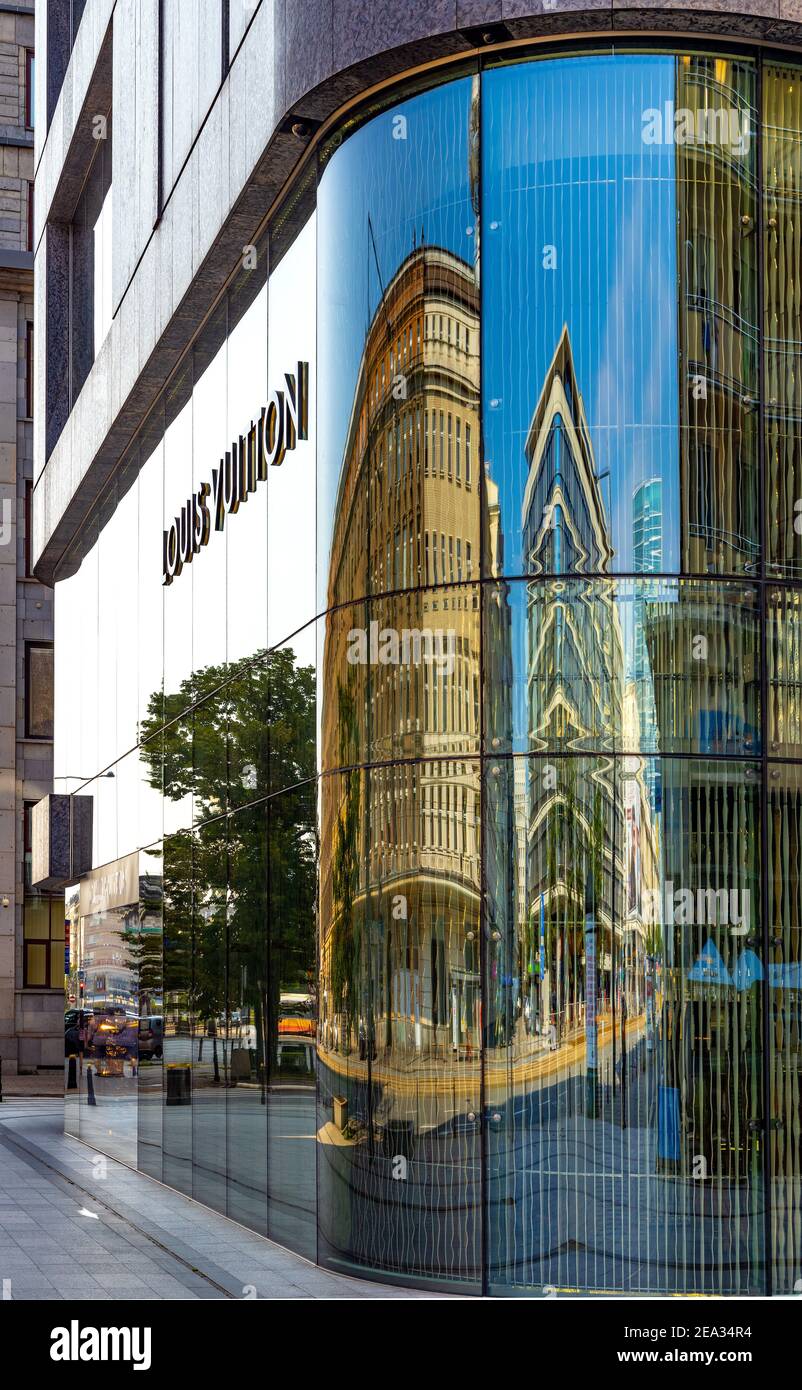 Warschau, Polen - 28. Juni 2020: Glasfassade und Relektionen der Vitkac Shopping plaza, bekannt als Wolf Bracka, in Bracka und Nowogrodzka Straße in Srodmi Stockfoto