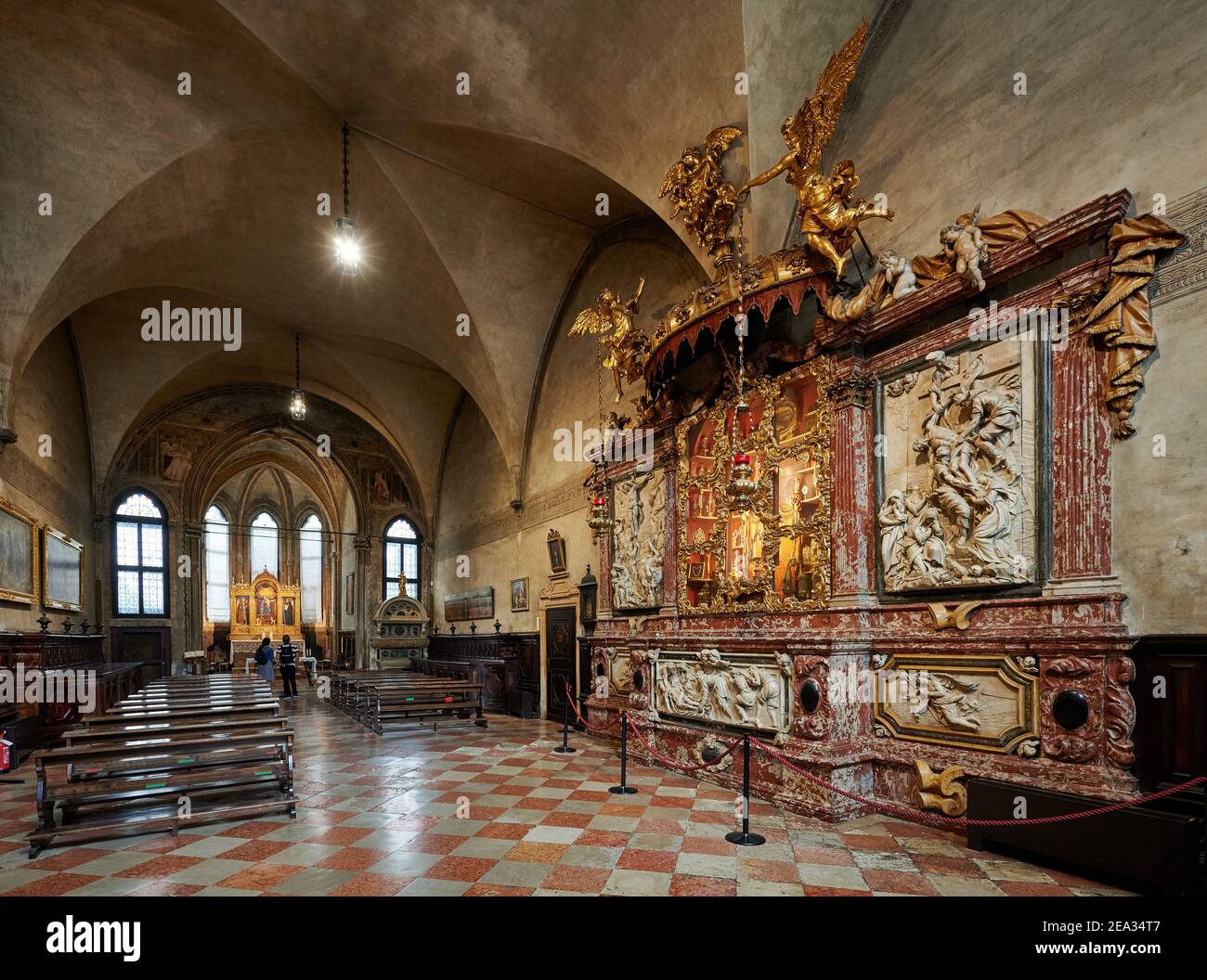 Altar mit Reliquien in der Basilika Santa Maria Gloriosa dei Frari, San Polo, Venedig, Venetien, Italien Stockfoto