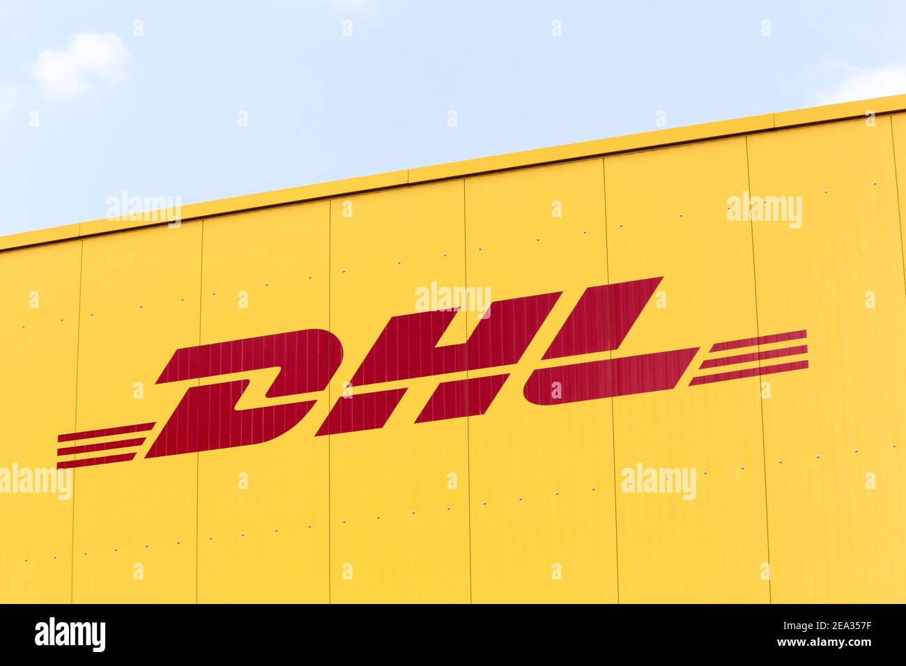 Tilst, Dänemark - 2. September 2018: DHL Logo auf einem LKW. DHL Express ist ein Geschäftsbereich des deutschen Logistikunternehmens Deutsche Post DHL Stockfoto