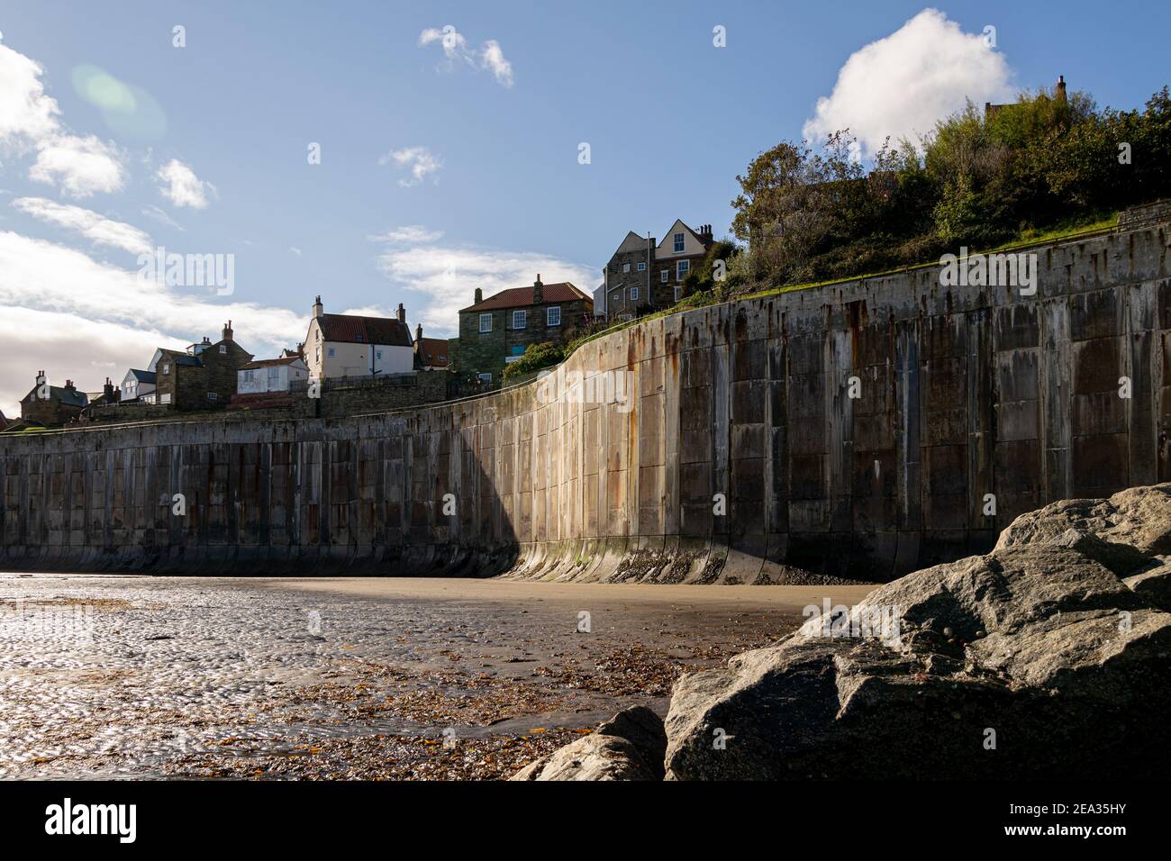 Die geschwungene Betonwand in Robin Hood's Bay, North Yorkshire, England Stockfoto