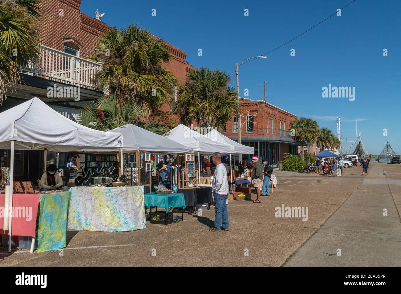 Blick auf die Hauptstraße in der südlichen US-Stadt Appalachicola, Florida mit einem lokalen Bauernmarkt. Stockfoto