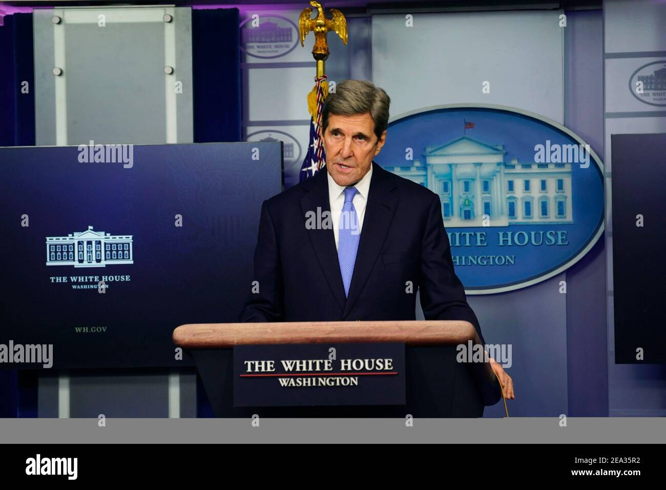 US-Sondergesandter für Klima John Kerry hält Bemerkungen während eines Briefings im James S. Brady Press Briefing Room des Weißen Hauses am 27. Januar 2021 in Washington, DC. Stockfoto