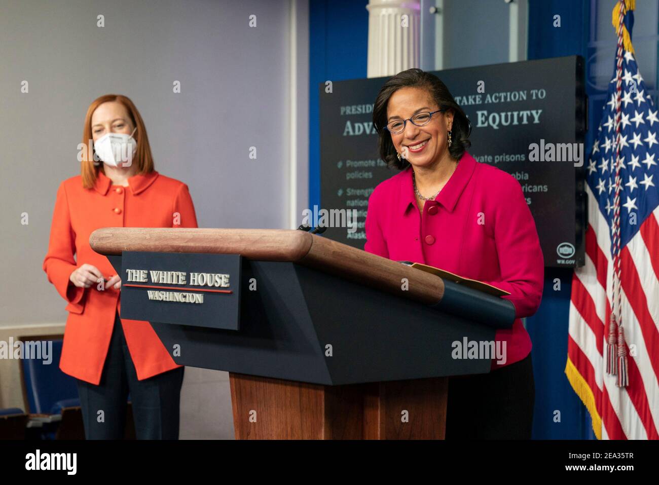 Die US-Innenpolitikberaterin Susan Rice hält während eines Briefings Bemerkungen, während die Presseministerin des Weißen Hauses Jen Psaki im James S. Brady Press Briefing Room des Weißen Hauses am 26. Januar 2021 in Washington, DC, darauf blickt. Stockfoto