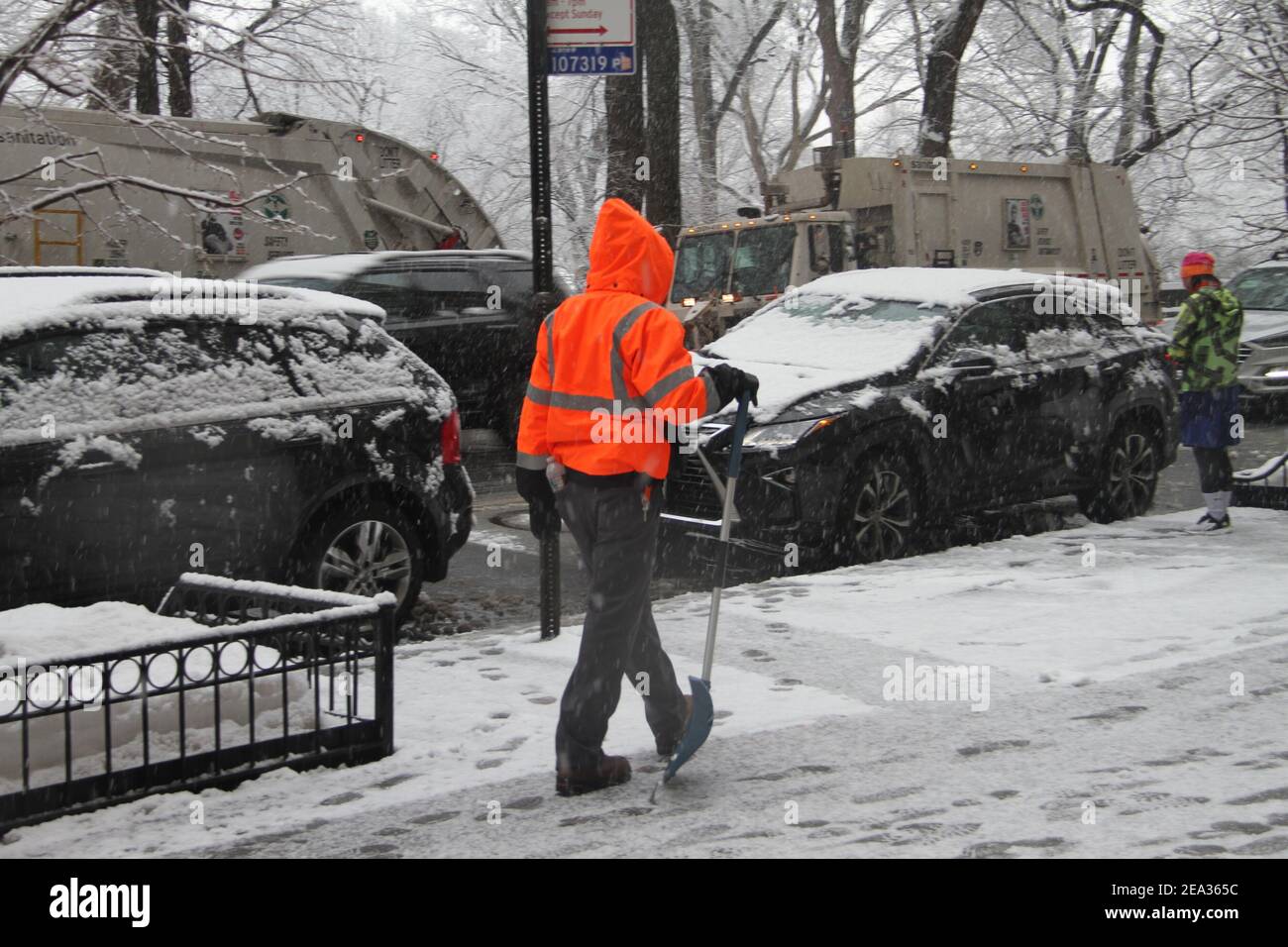 New York, USA. Februar 2021, 7th. (NEU) New York traf mit einem weiteren Schneefall. 7. Februar 2021, New York, USA: Anoyher Schneefall übernimmt New York City hinter einigen Schneeflocken für Kinder zu spielen und Schneemänner im Central Park, verursacht wenige Bewegungen von Menschen und Verkehr von Fahrzeugen.zumindest macht der Schneefall Central Park schöner für Besucher Selfies zu nehmen und die Schönheit zu schätzen.Quelle: Niyi Fote /Thenews2. Kredit: Niyi Fote/TheNEWS2/ZUMA Wire/Alamy Live Nachrichten Stockfoto