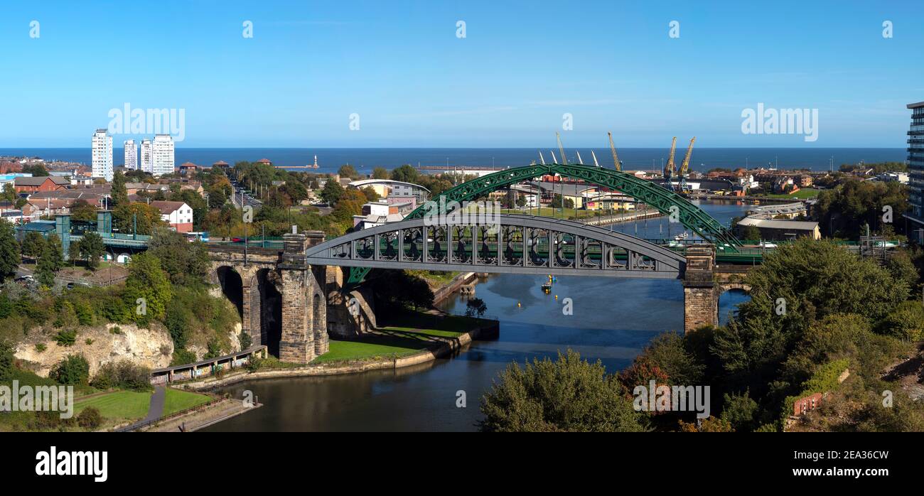 Blick auf die Wearmouth Bridge & Wearmouth Rail Bridge in Sunderland, Tyne and Wear, England, Großbritannien Stockfoto