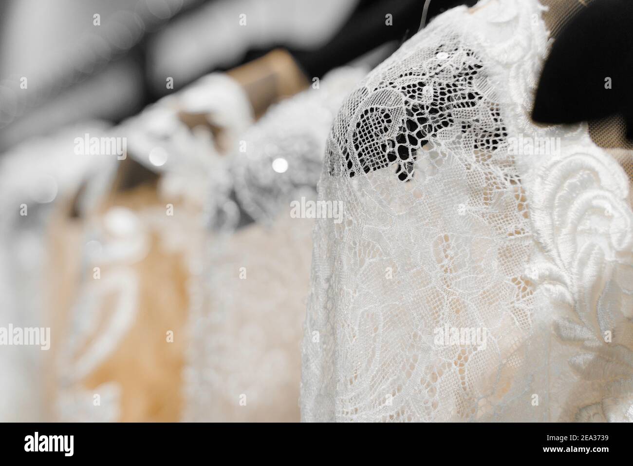 Tuch von Brautkleider aus Seide Chiffon, Tüll und Spitze. Schöne weiße  Creme Brautkleid auf Kleiderbügel im Hochzeitssalon. Perlen und Kristalle  Stift Stockfotografie - Alamy