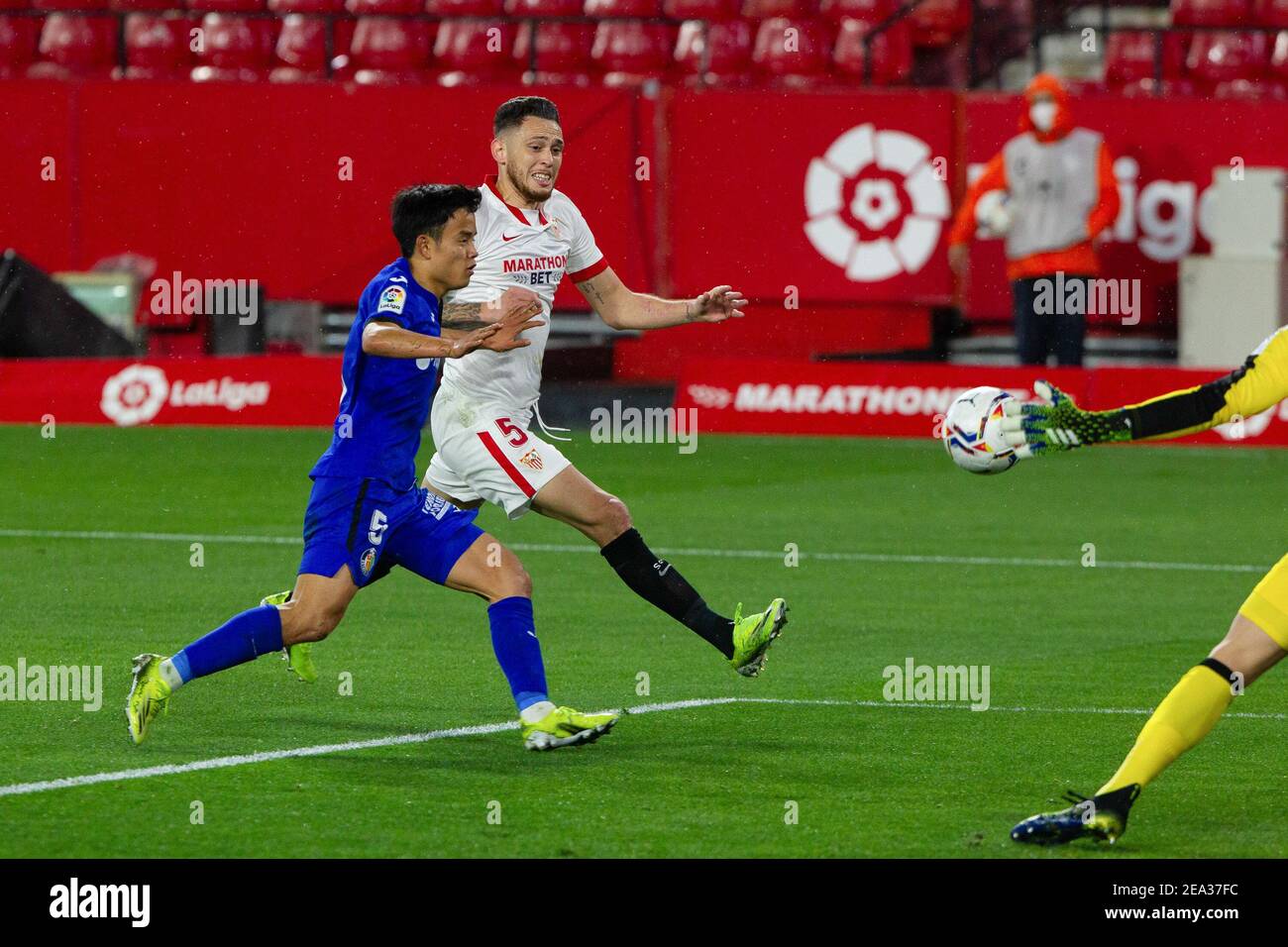 Takefusa Kubo von Getafe und Lucas Ocampos von Sevilla während Die spanische Meisterschaft La Liga Fußballspiel zwischen Sevilla / LM Stockfoto