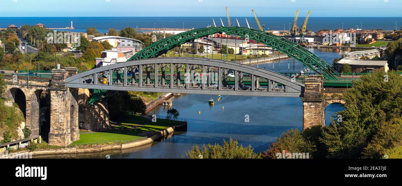 Blick auf die Wearmouth Bridge & Wearmouth Rail Bridge in Sunderland, Tyne and Wear, England, Großbritannien Stockfoto