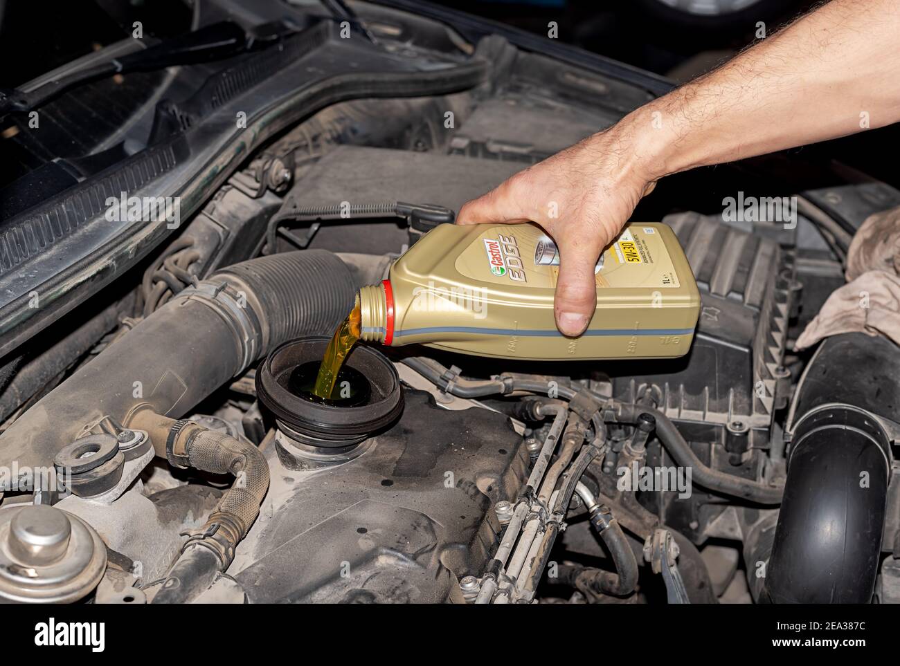 Varna, Bulgarien - 5. Feb 2021: 1L Plastikflasche Motoröl Castrol Edge FST 5W-30 LL. Hochentwickeltes vollsynthetisches Motorschmiermittel. Stockfoto