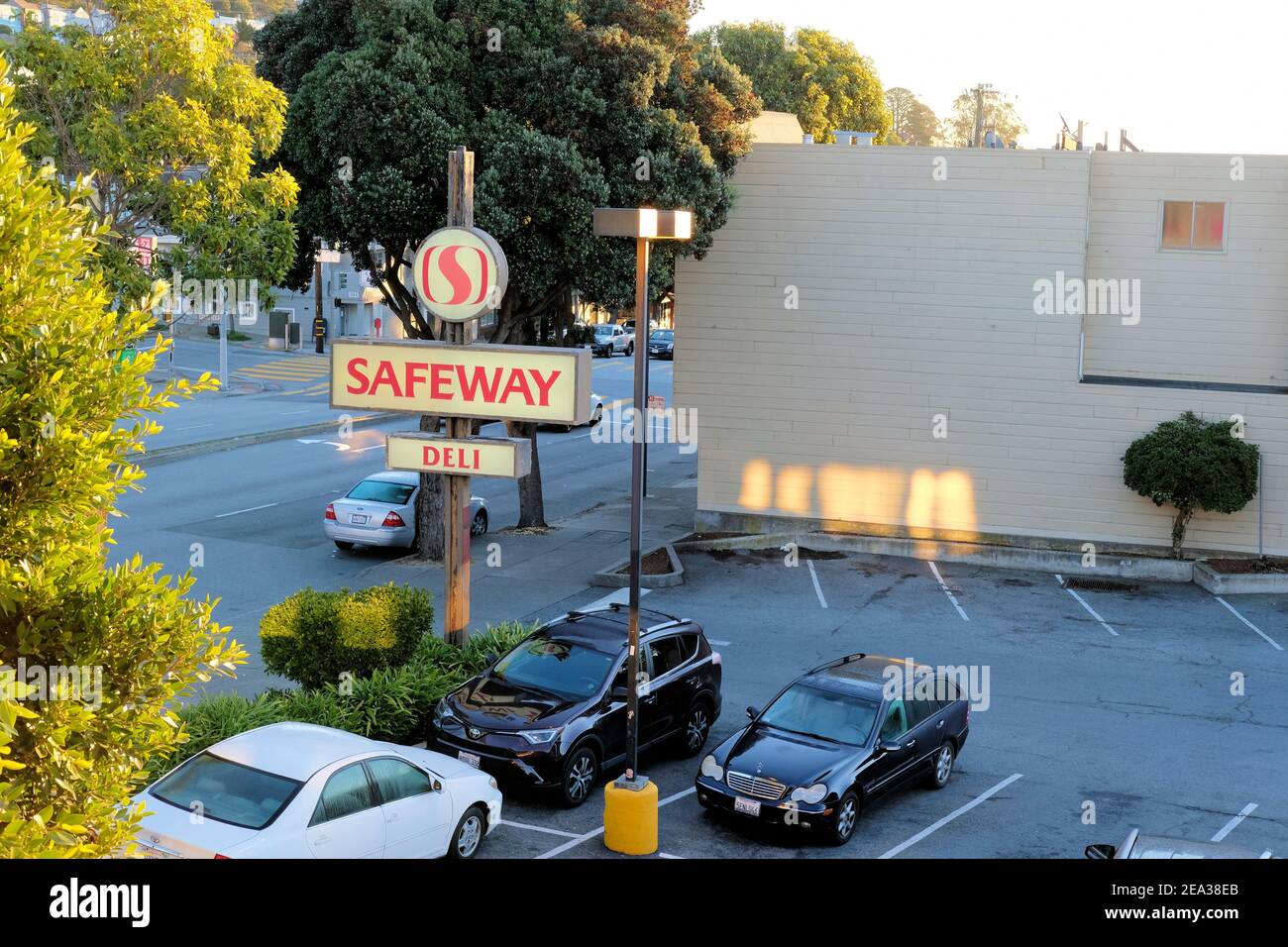 Safeway Lebensmittelgeschäft und Deli Outdoor-Schild mit Firmenlogo; San Francisco, Kalifornien, USA. Stockfoto