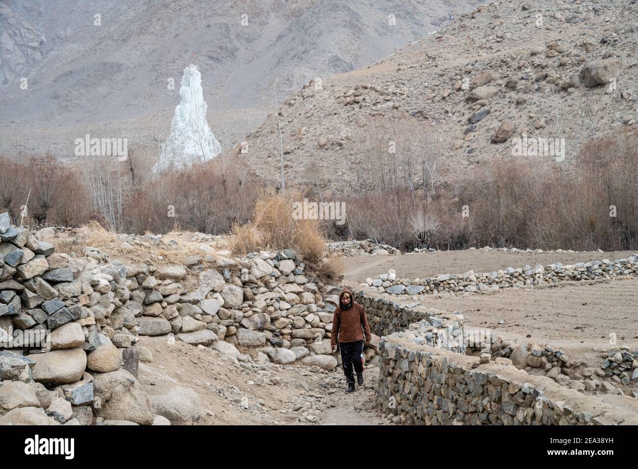 Eis Stupa für Wasserspeicher in Ladakh Dorf Stockfoto