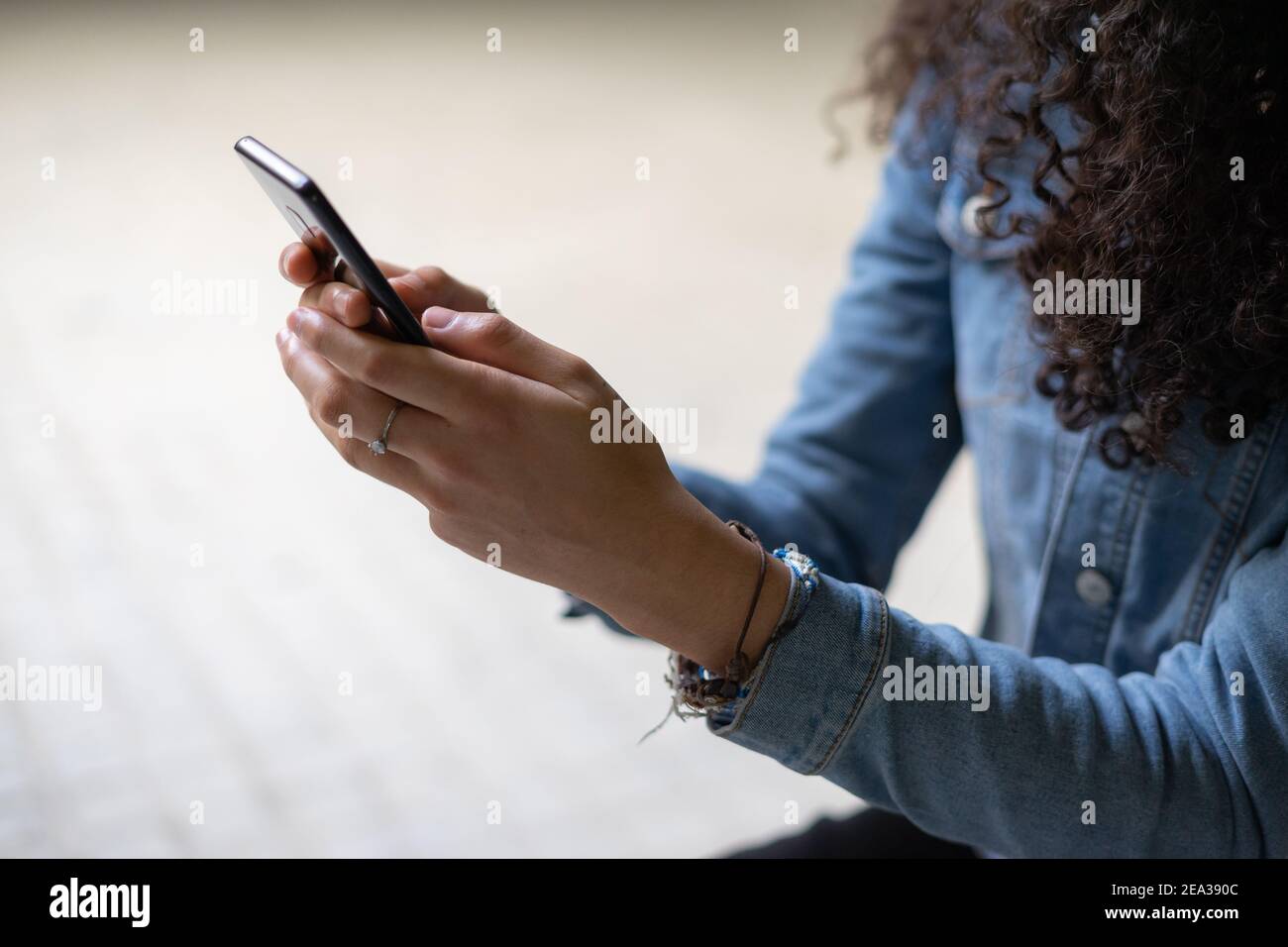 Hände, die ein Mobiltelefon halten Stockfoto