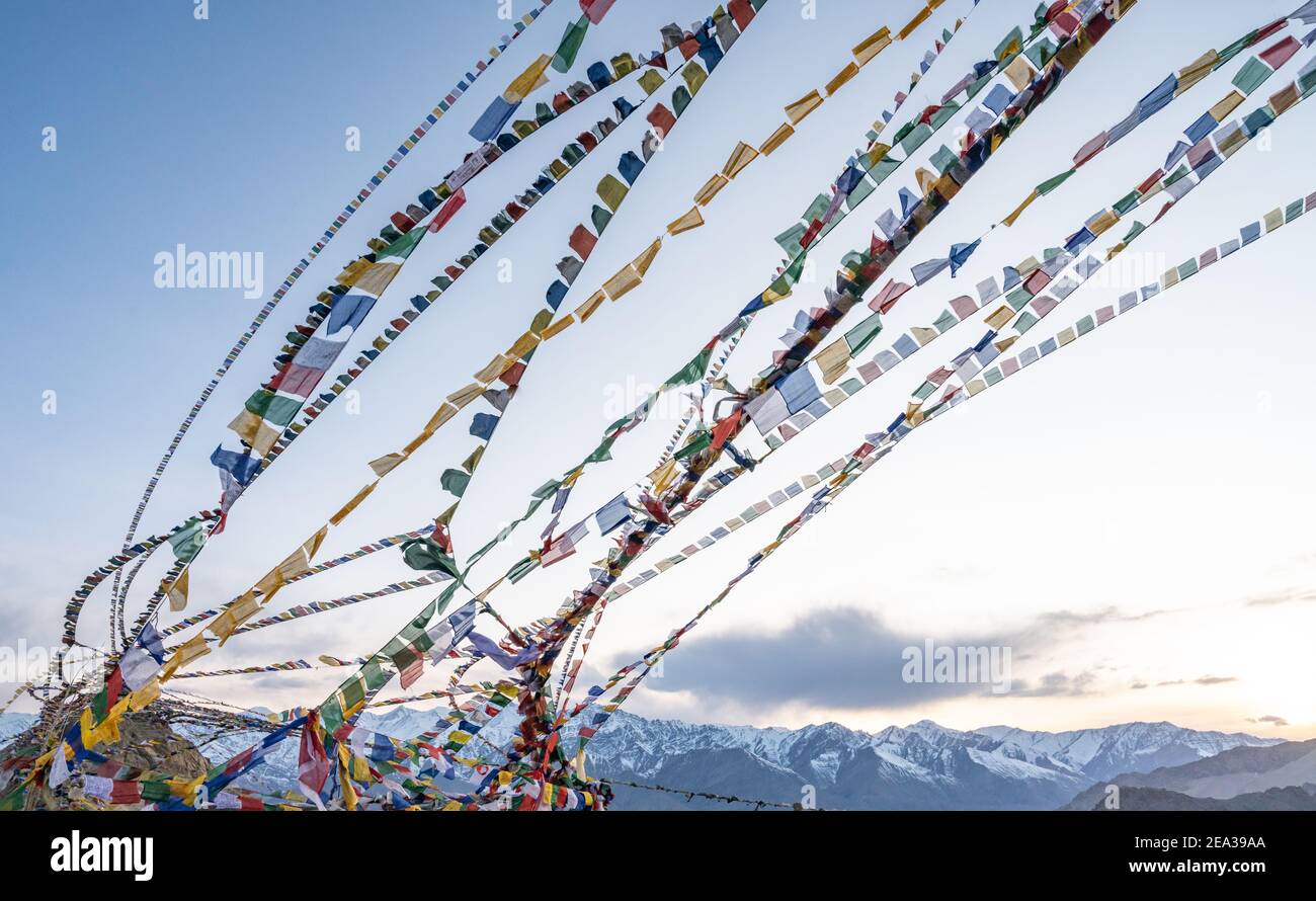 Buddhistische Gebetsfahnen in Ladakh, Indien Stockfoto