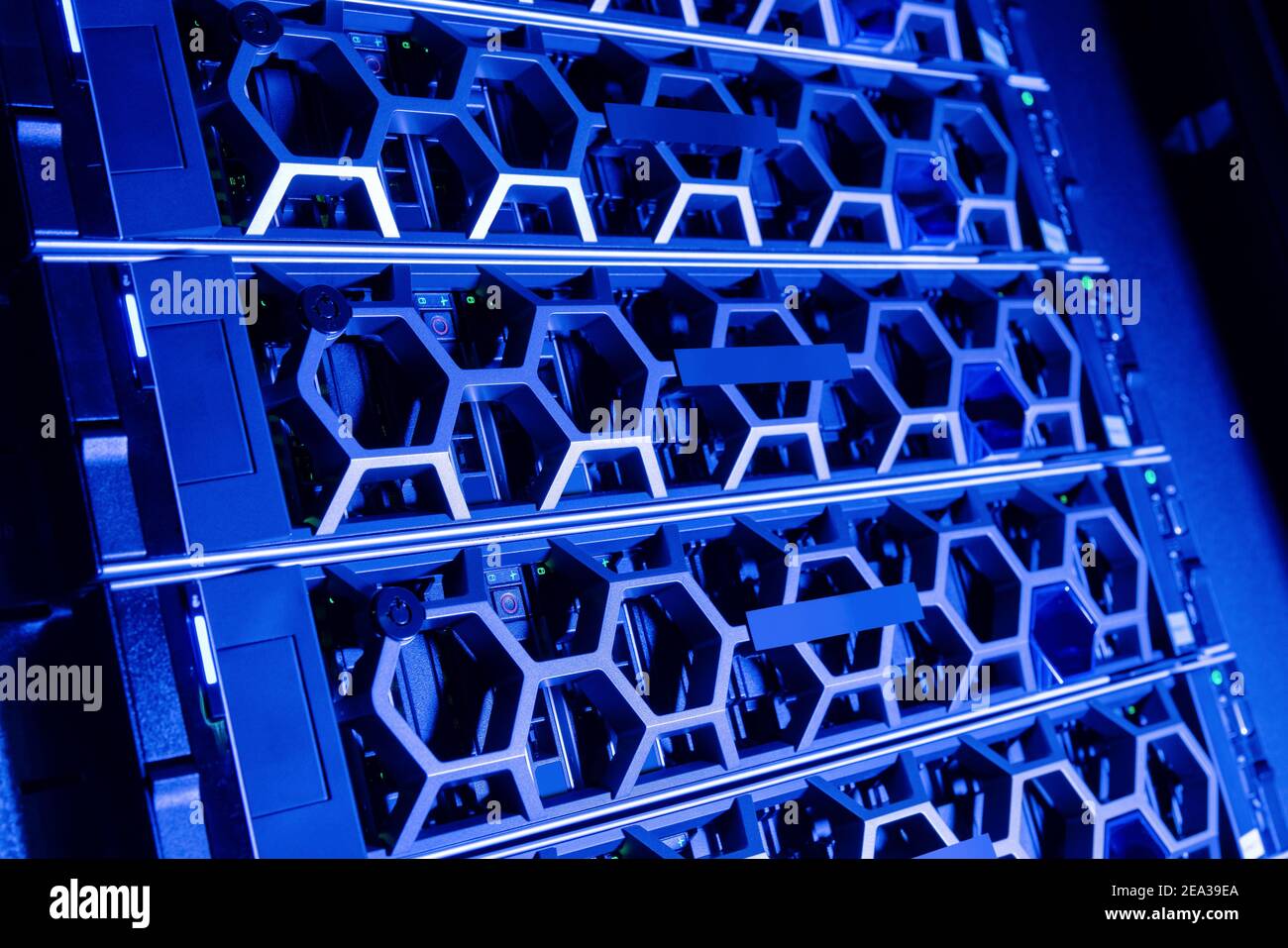 Nahaufnahme Moderner Festplatten Im Beleuchteten Blue Datacenter Stockfoto