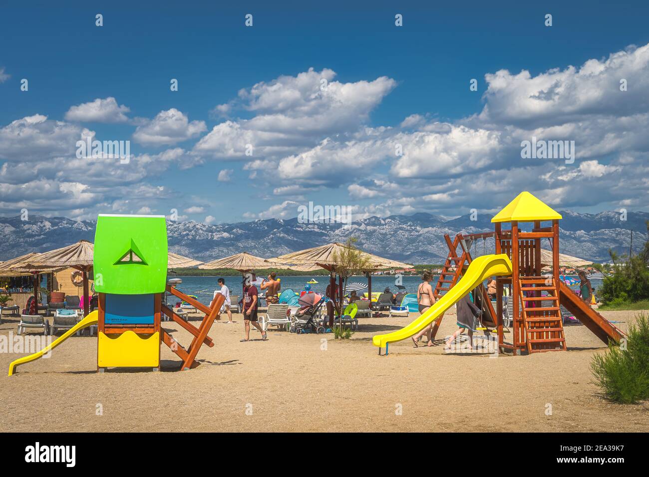 Nin, Kroatien, Juli 2019 Kinderspielplatz am Strand Zdrijac zwischen der  Bucht von Nin und der Adria mit den Dinarischen Alpen im Hintergrund  Stockfotografie - Alamy