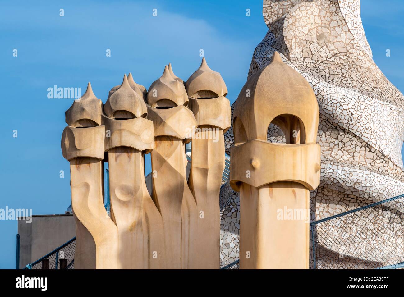 Lüftungstürme und Kamine auf dem Dach, Casa Mila oder La Pedrera, Barcelona, Katalonien, Spanien Stockfoto