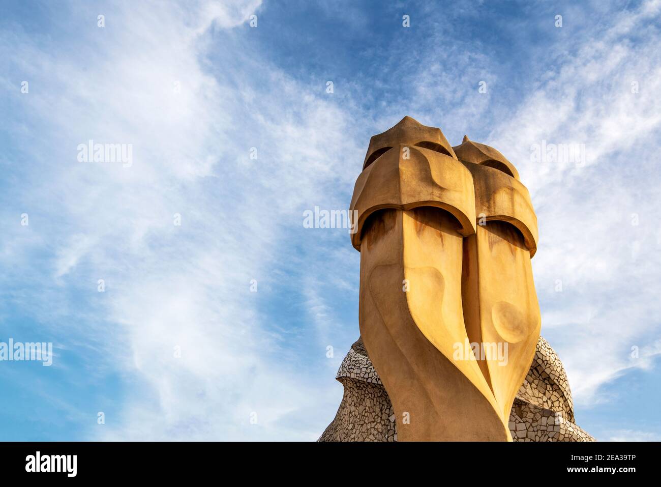 Lüftungstürme und Kamine auf dem Dach, Casa Mila oder La Pedrera, Barcelona, Katalonien, Spanien Stockfoto