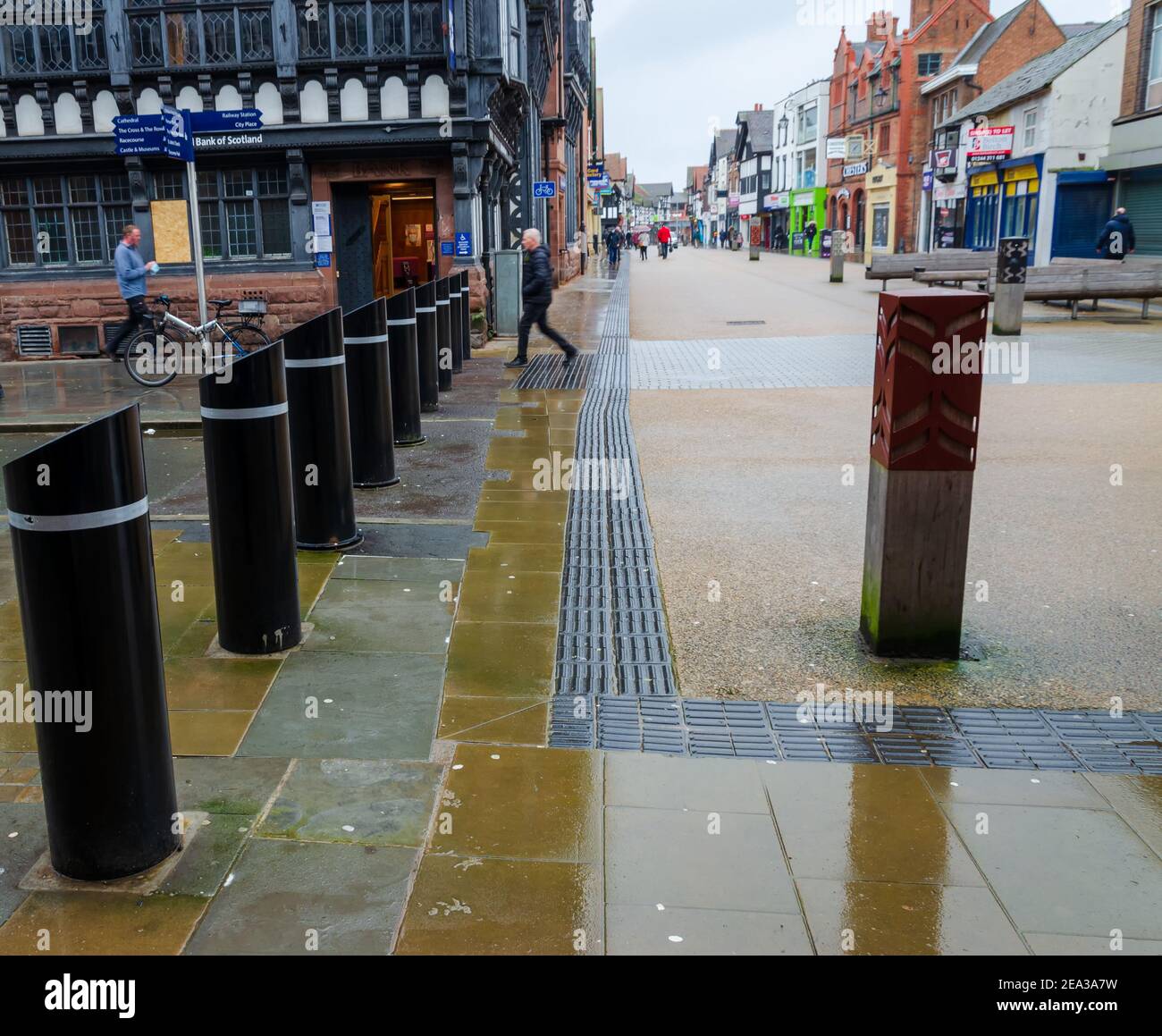 Chester; Großbritannien: 29. Jan 2021: Ein System von Anti-Terror-Pollern wurde in der Foregate Street im Stadtzentrum von Chester installiert. Stockfoto