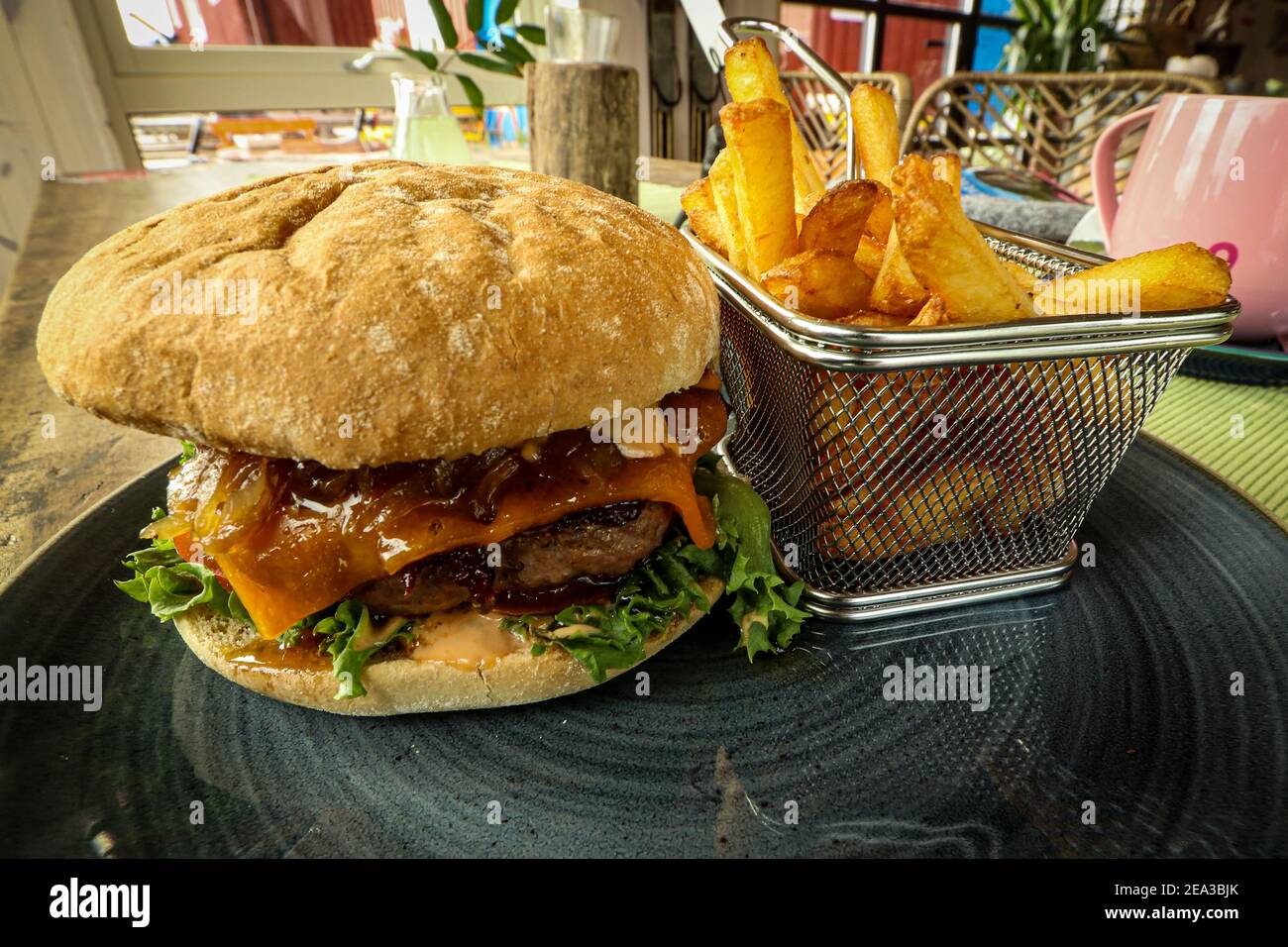 Frisch zubereiteter Burger mit Korb mit Pommes Frites in Norwegen September 2020 Stockfoto