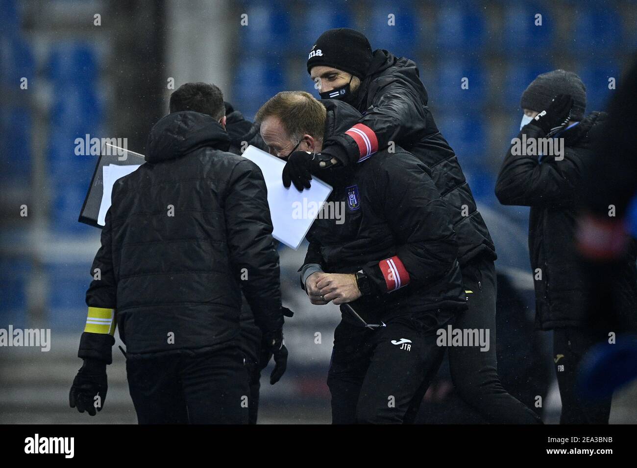 Anderlechts Co-Trainer Nicolas Frutos feiert am Sonntag, 07. Februar 2021, nach dem Gewinn eines Fußballmatches zwischen KRC Genk und Sporting Anderlecht Stockfoto