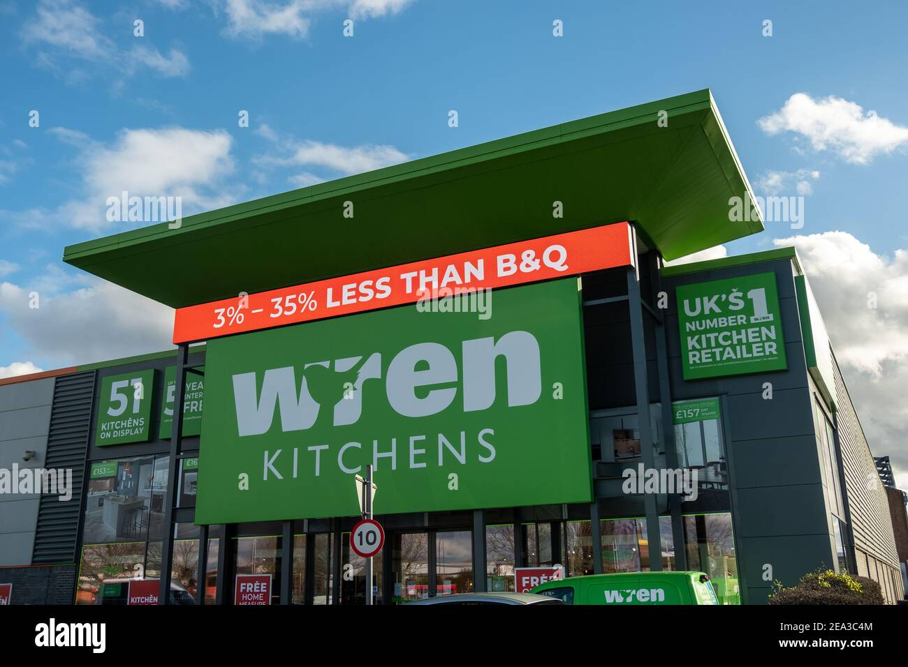 London- Wren Kitchen Store im West 5 Center Retail Park, britischer Designer, Hersteller und Einzelhändler von Küchen Stockfoto