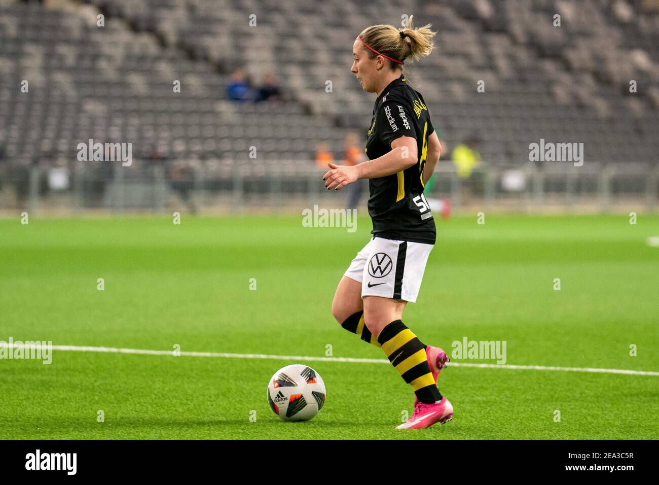 Stockholm, Schweden. Februar 2021, 06th. Clara Hardling (#8 AIK) im Halbfinale der Volkswagen Stockholm Challenge zwischen Hammarby und AIK in der Tele2 Arena in Stockholm, Schweden Quelle: SPP Sport Pressefoto. /Alamy Live Nachrichten Stockfoto