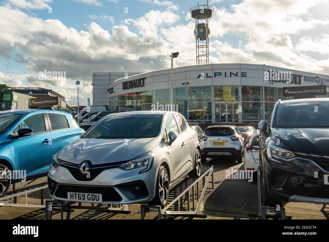London - Februar 2021: Renault Autos in einem Showroom in West London, einem französischen Autohersteller Stockfoto