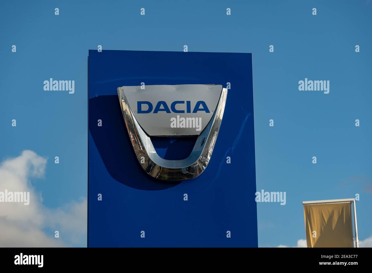 London- Dacia-Logo auf dem Händler in West London, einem rumänischen Autohersteller Stockfoto