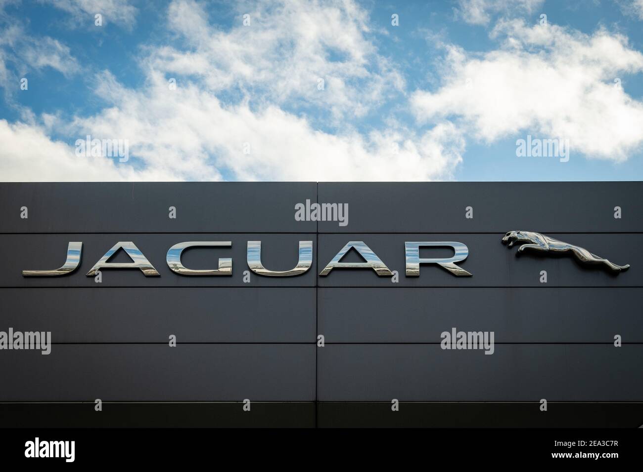 LONDON – Jaguar Land Rover Autosalon im Nordwesten Londons – ein britisches multinationales Automobilunternehmen. Stockfoto LONDON – Jaguar Land Rover Autosalon im Nordwesten Londons – ein britisches multinationales Automobilunternehmen. Stockfoto