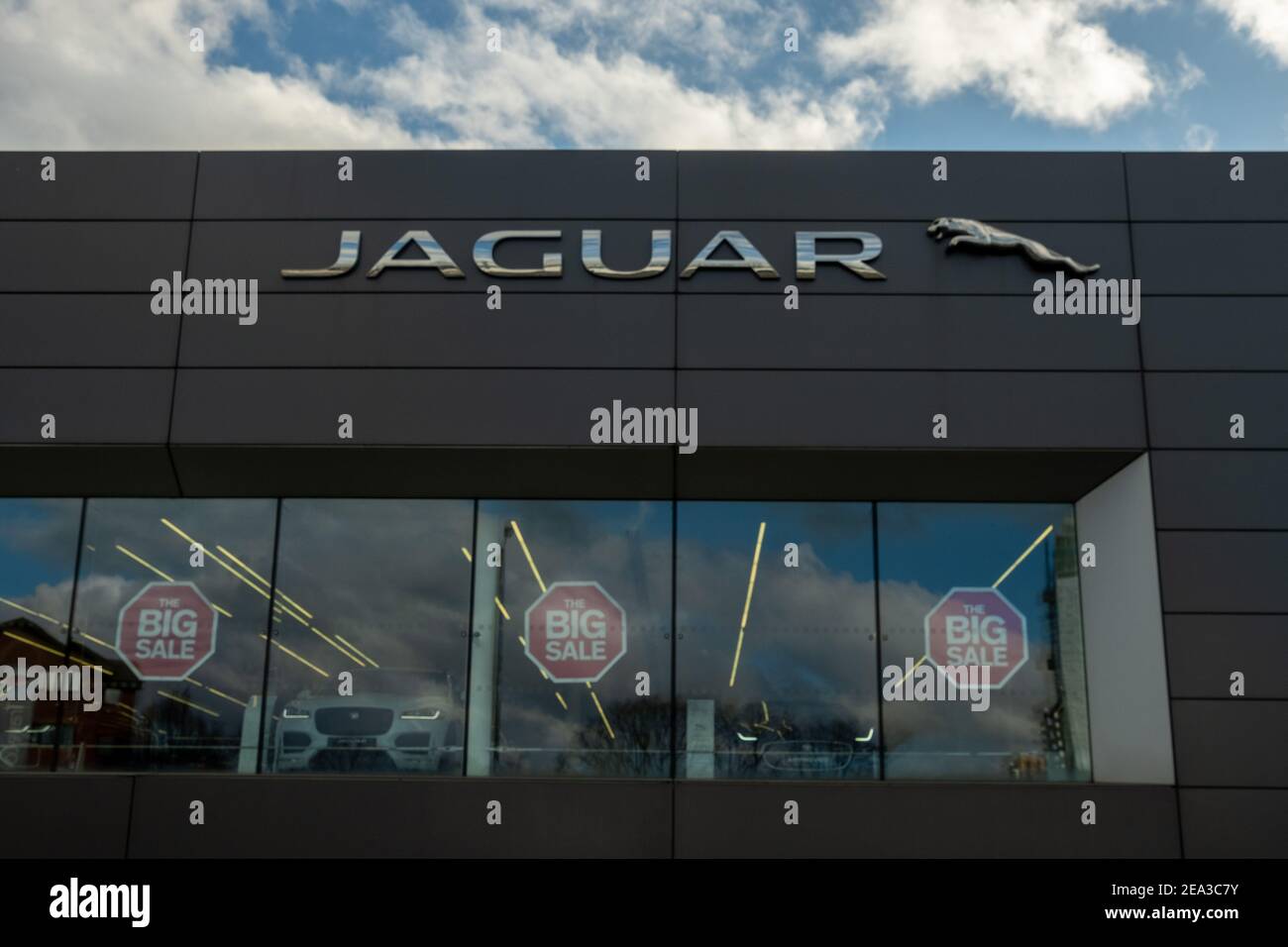LONDON – Jaguar Land Rover Autosalon im Nordwesten Londons – ein britisches multinationales Automobilunternehmen. Stockfoto LONDON – Jaguar Land Rover Autosalon im Nordwesten Londons – ein britisches multinationales Automobilunternehmen. Stockfoto