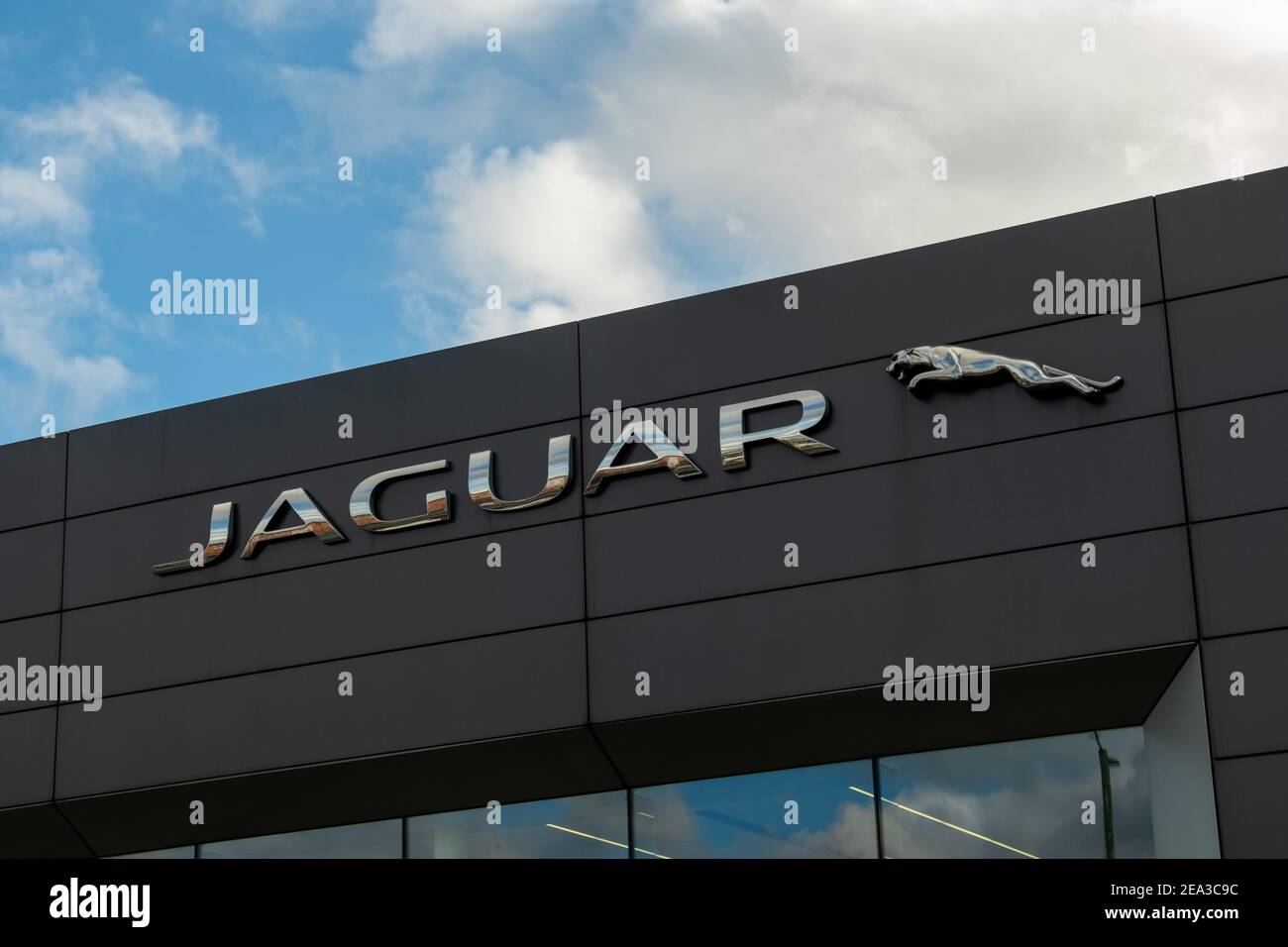 LONDON – Jaguar Land Rover Autosalon im Nordwesten Londons – ein britisches multinationales Automobilunternehmen. Stockfoto LONDON – Jaguar Land Rover Autosalon im Nordwesten Londons – ein britisches multinationales Automobilunternehmen. Stockfoto