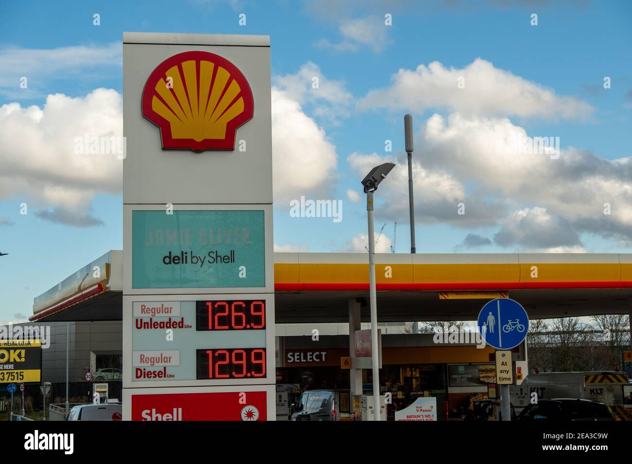 London - Shell Service Tankstelle Zeichen und Preise Stockfoto
