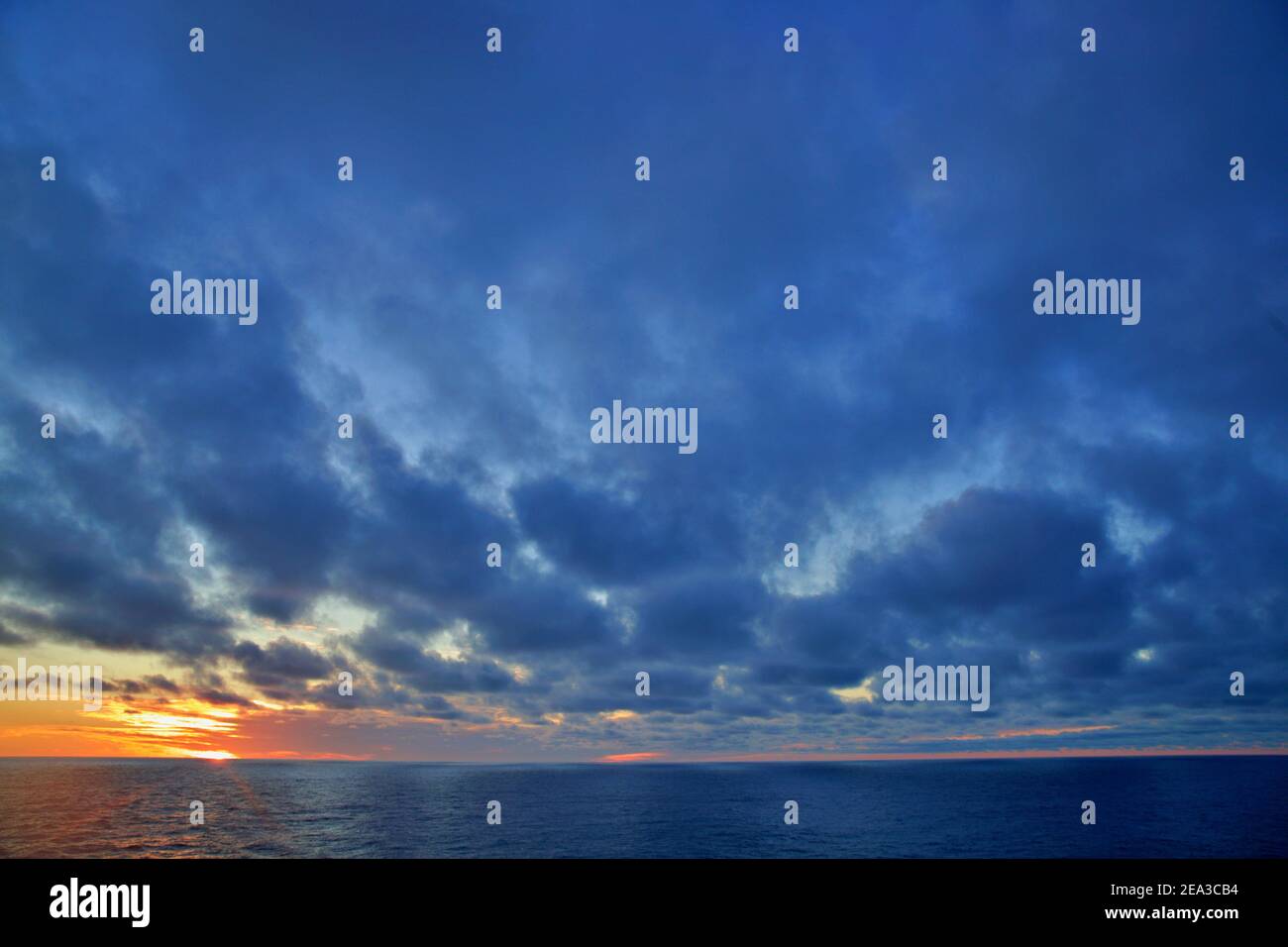 Sonnenaufgang über dem Meer Stockfoto