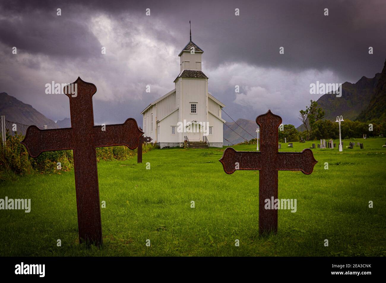 Blick auf die Arktische Fjordkirche, aufgenommen unter hellem bewölktem Licht in Gimsoy, Gimsoya, Lofoten, Norwegen september 2020 Stockfoto