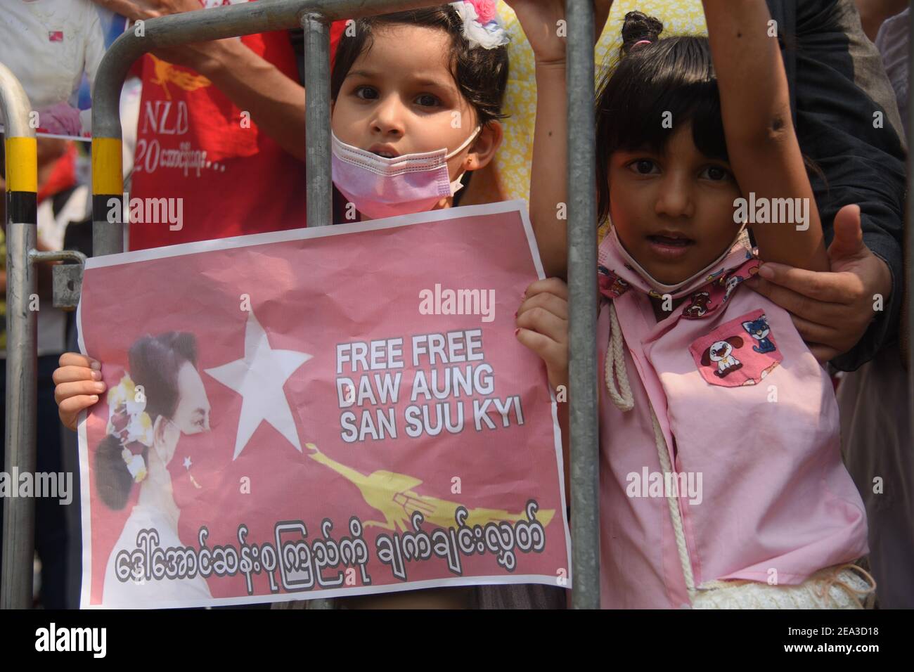 Ein Mädchen mit einem Porträt der inhaftierten Zivilführerin Aung San Suu Kyi während der Demonstration gegen den Militärputsch. Bürger von Myanmar protestieren vor dem UN-Austragungsort in Bangkok gegen den Militärputsch in Myanmar. Stockfoto